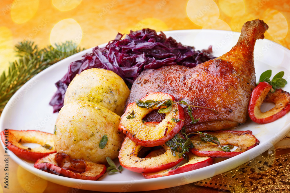Weihnachtsmenü Gebratene Entenkeule mit Rotkohl, Knödeln und gedünsten Apfelscheiben mit