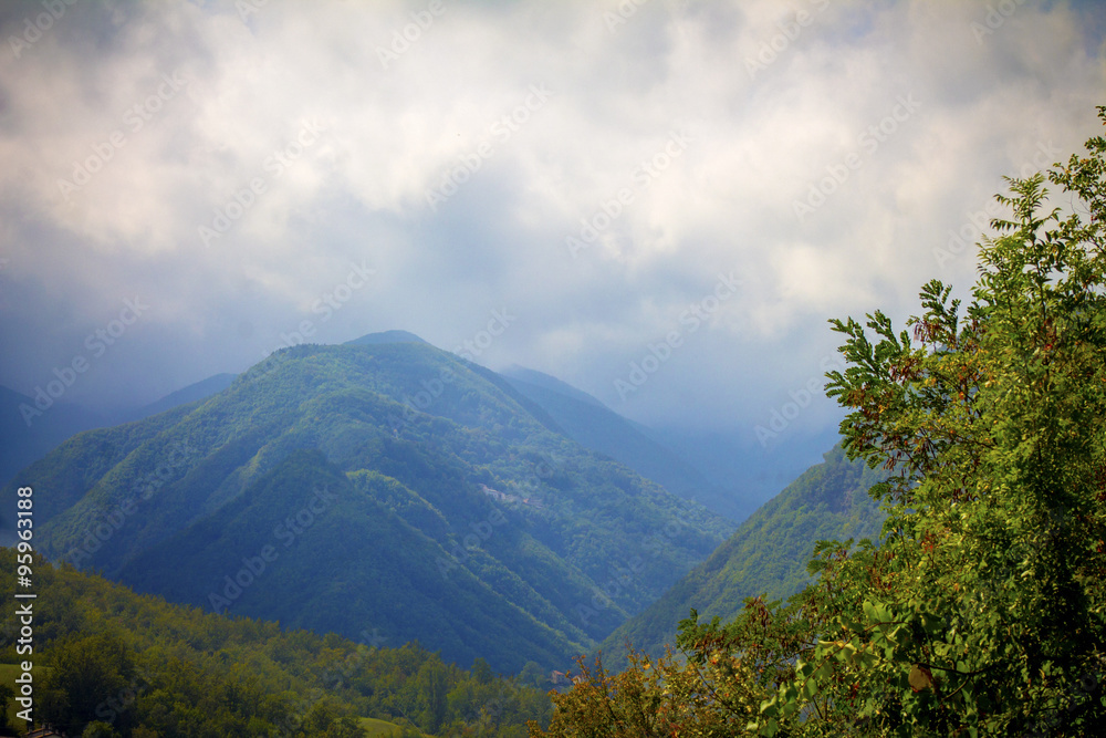 Obraz premium Mountains in the blue haze