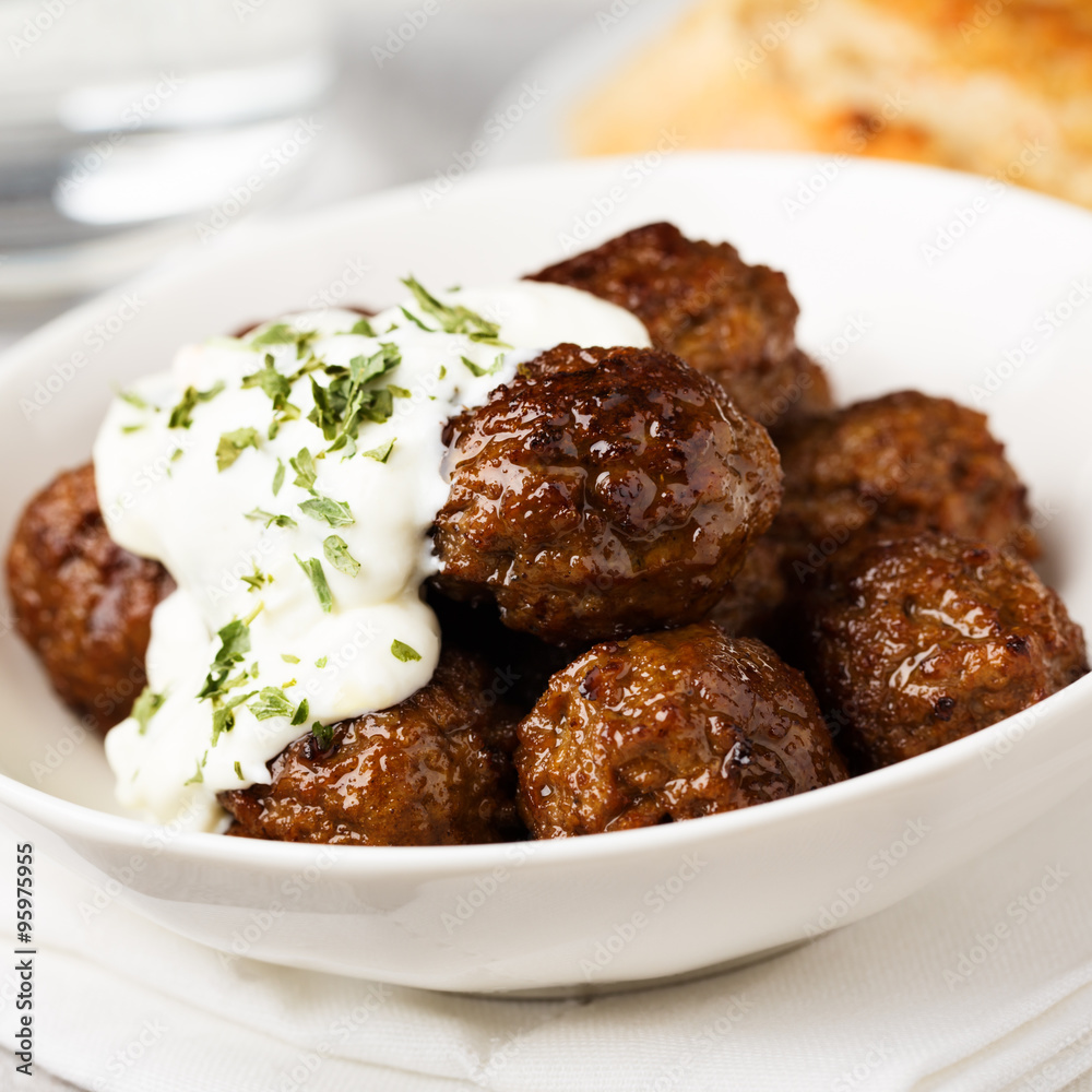 Hackbällchen - meat balls Stock-Foto | Adobe Stock