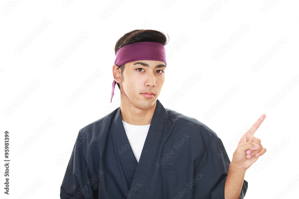 指示する笑顔の寿司職人