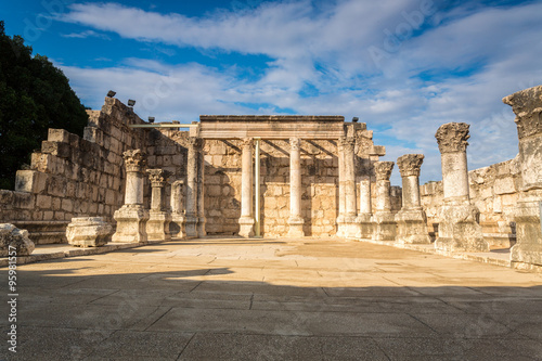 Fotografia Synagogue in Jesus Town of Capernaum