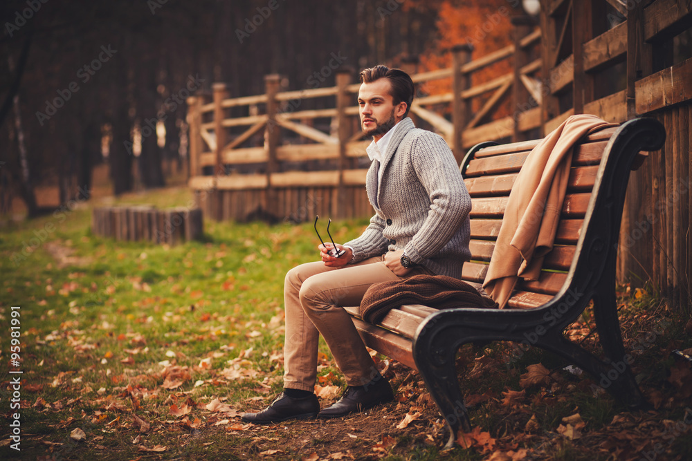 Obraz premium handsome man sitting in bench