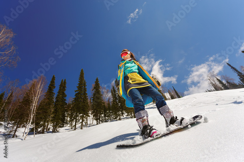 Snowboarder doing a toe side carve