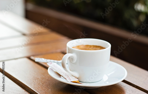 Taza de cafe sobre mesa de madera photo