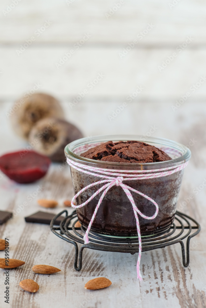 Rote-Bete-Schokoladenkuchen im Glas foto de Stock | Adobe Stock