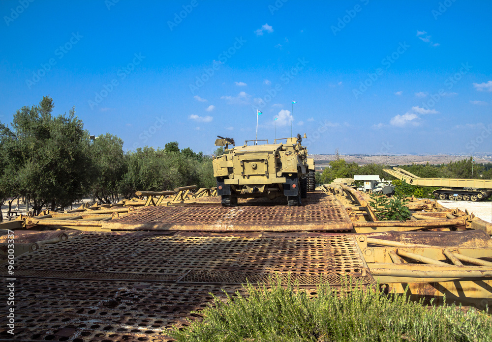 Fotografie M3 half-track carrier on Pontoon bridge