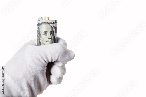 Банкнота сто долларов США, зажатая в руке