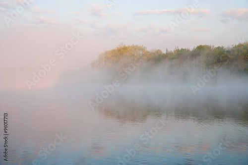 Morgennebel über einem See