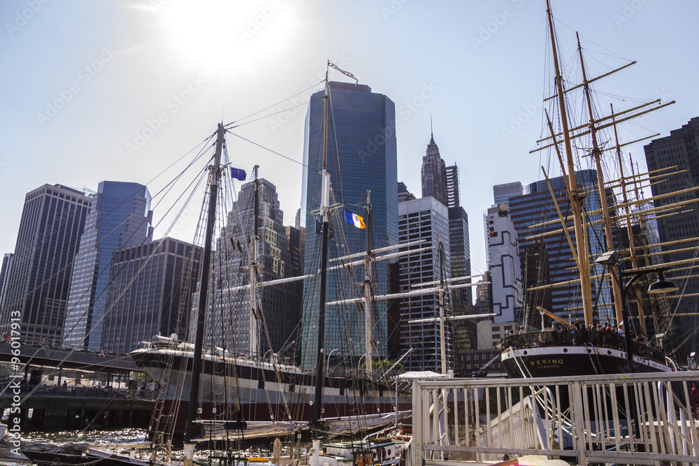 Obraz premium Pier in New York with skyline
