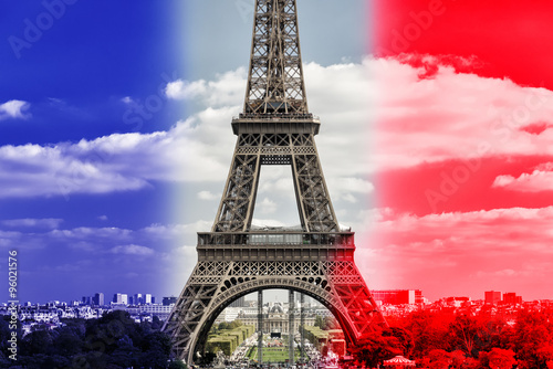Runde Wanddeko Eiffelturm in Paris auf dem Hintergrund der französischen  Flagge, Frankreich 