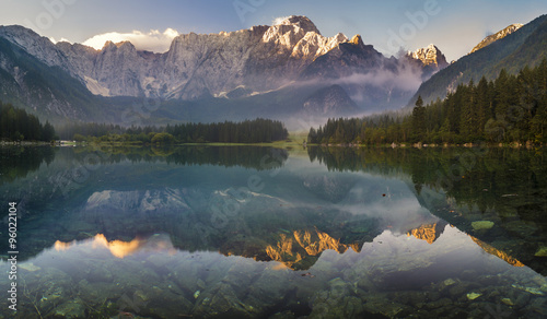 panorama alpejskiego jeziora photo
