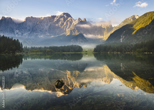 Górskie jezioro w Alpach
