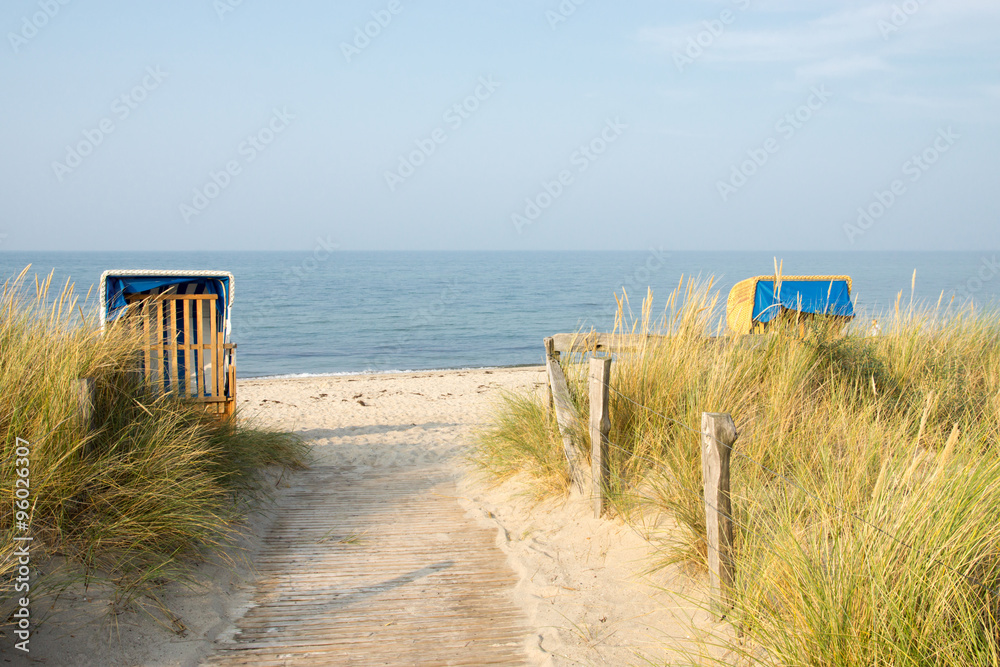 Fototapeta premium Weg zum Strand in Heiligenhafen, Ostsee, Deutschland