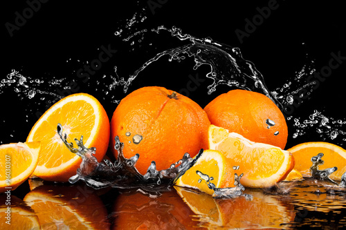Fototapeta Naklejka Na Ścianę i Meble -  Orange fruits and Splashing water