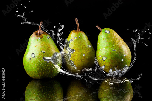 Fototapeta Naklejka Na Ścianę i Meble -  Pears fruits and Splashing water