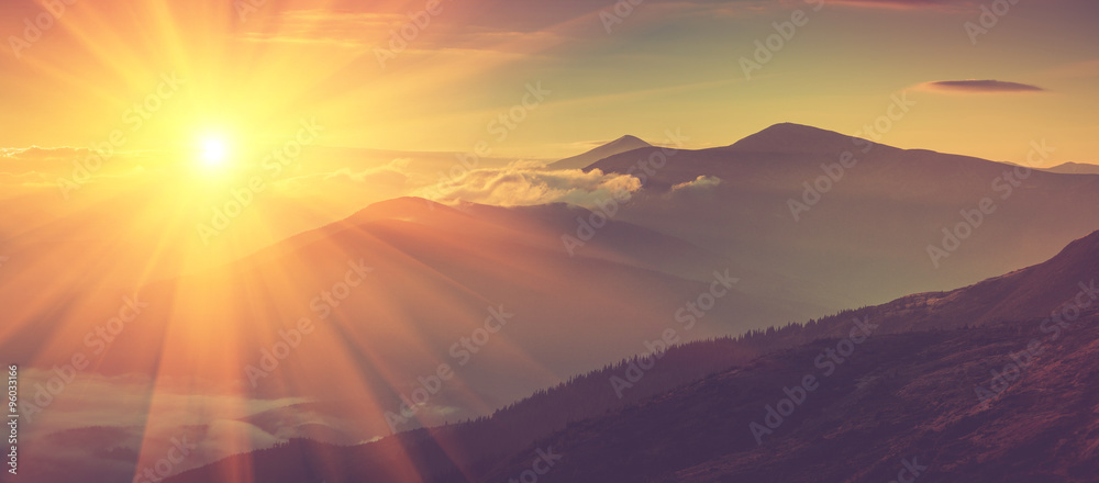 Naklejka premium Panoramiczny widok góry, jesień krajobraz z mgłowymi wzgórzami przy wschodem słońca.