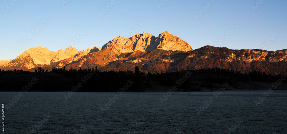 Sonnenaufgang am Wilden Kaiser (Tirol) im Herbst