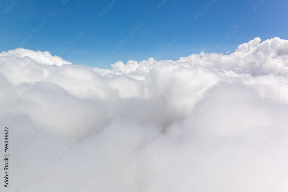 Naklejka premium Błękitne niebo z ozdobnymi chmurami