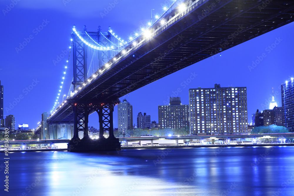Obraz premium The Manhattan Bridge and Manhattan as seen from across the East River in the early evening.