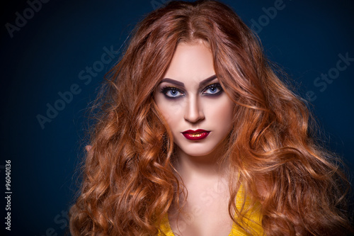 Портрет рыжеволосой девушки с красивым макияжем 