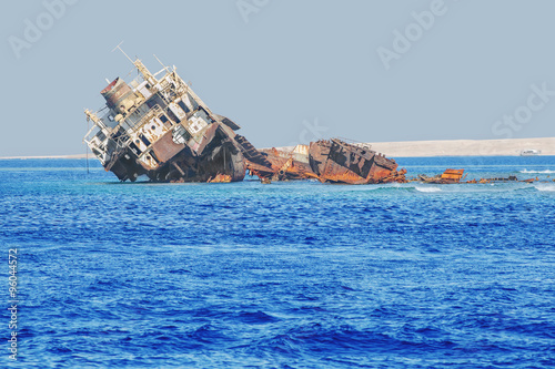 Затонувший корабль  Лара возле острова Тиран - достопримечательность курорта Шарм - Эль - Шейх. Египет, Красное море. 