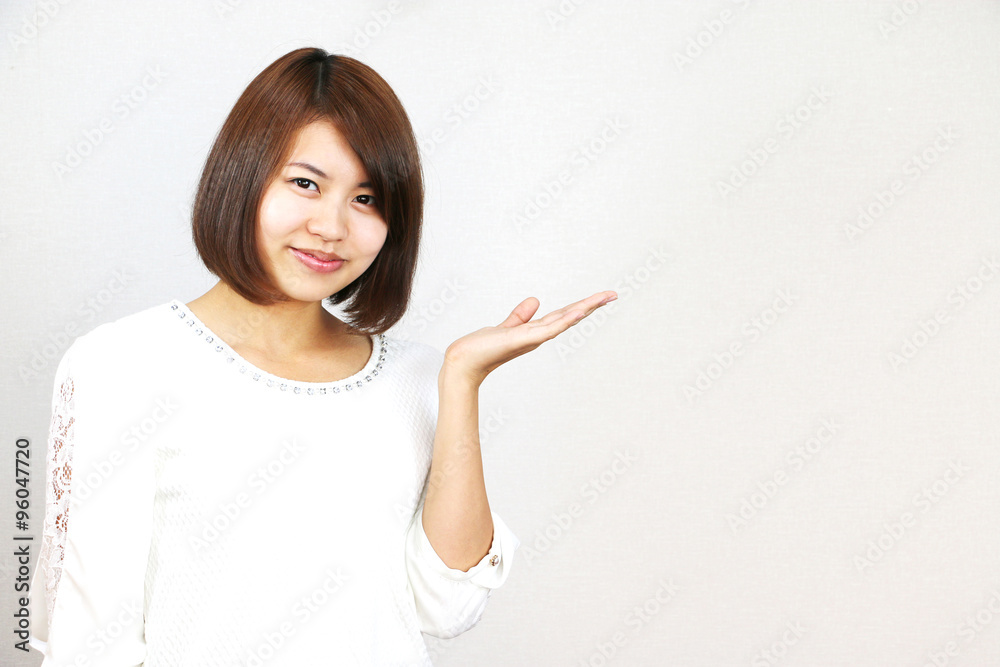 案内する女性 案内する女性