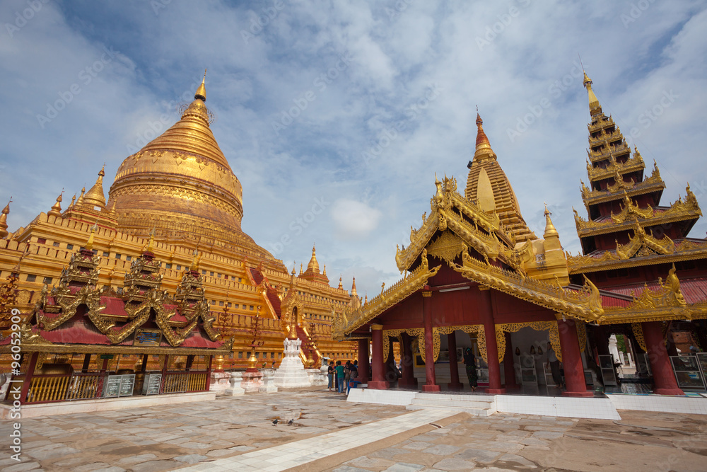 Fototapeta premium The golden Shwezigon Pagoda