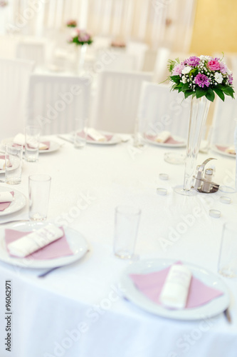Wedding decoration with flowers © NDABCREATIVITY