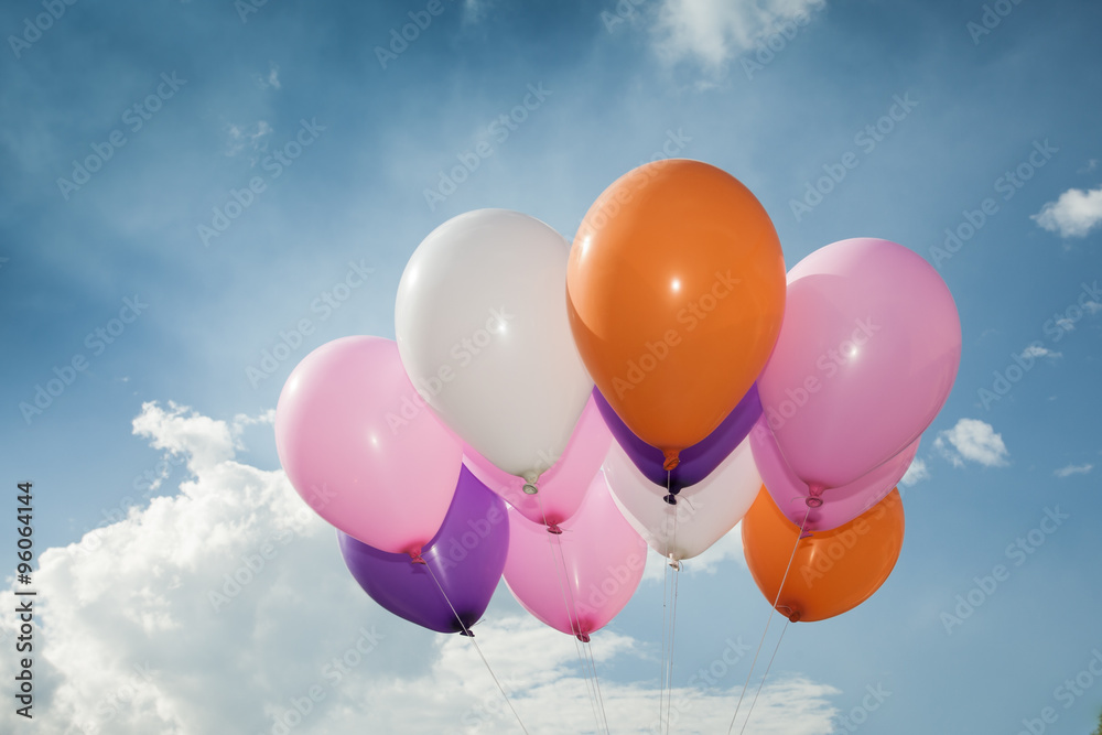 Naklejka premium Colorful balloons on blue sky background