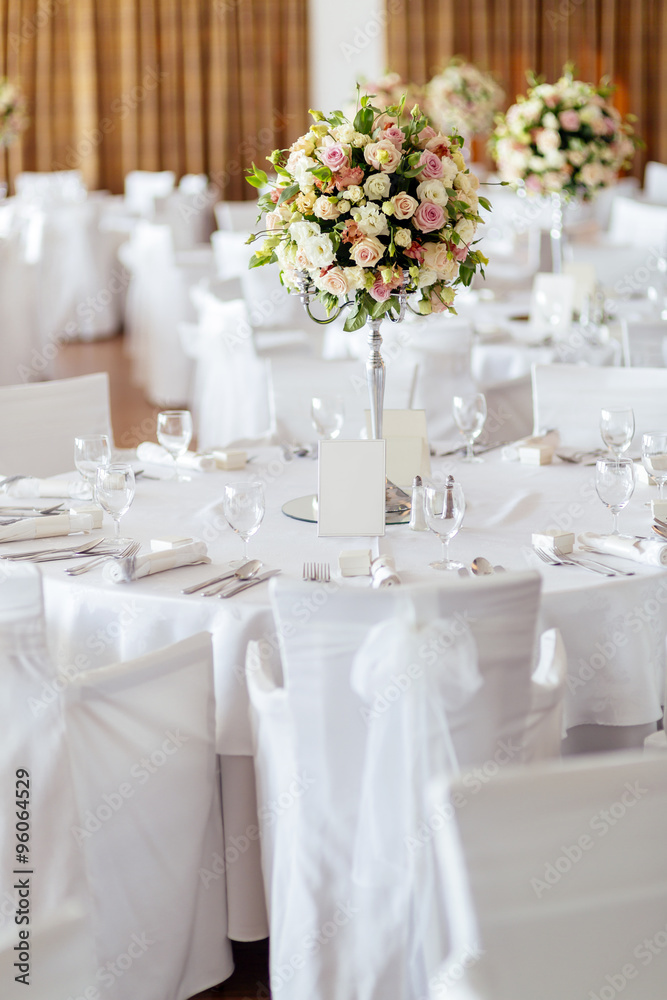 Fototapeta premium Beautiful wedding tables and roses