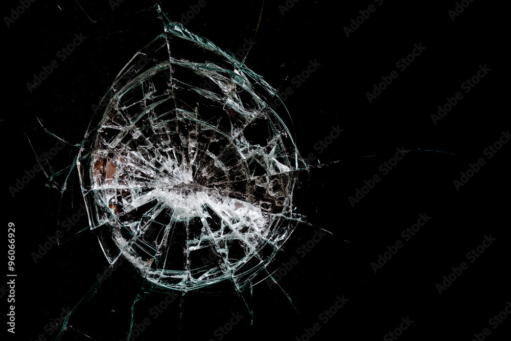 verre glace cassé brisé impact attentat délinquance bri balle Stock Photo |  Adobe Stock