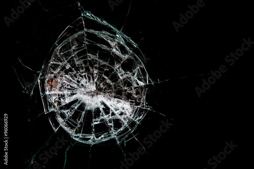 verre glace cassé brisé impact attentat délinquance bri balle