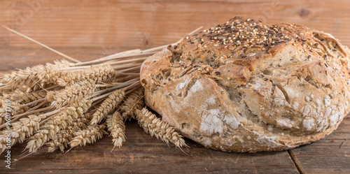 Foto Fresh cereal bread with ears of wheat