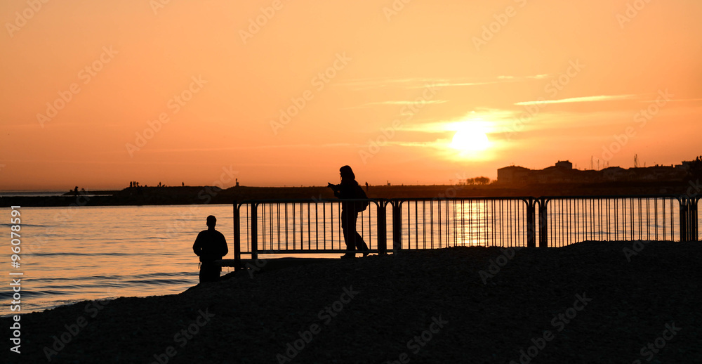 deux personnes sur un couché de soleil