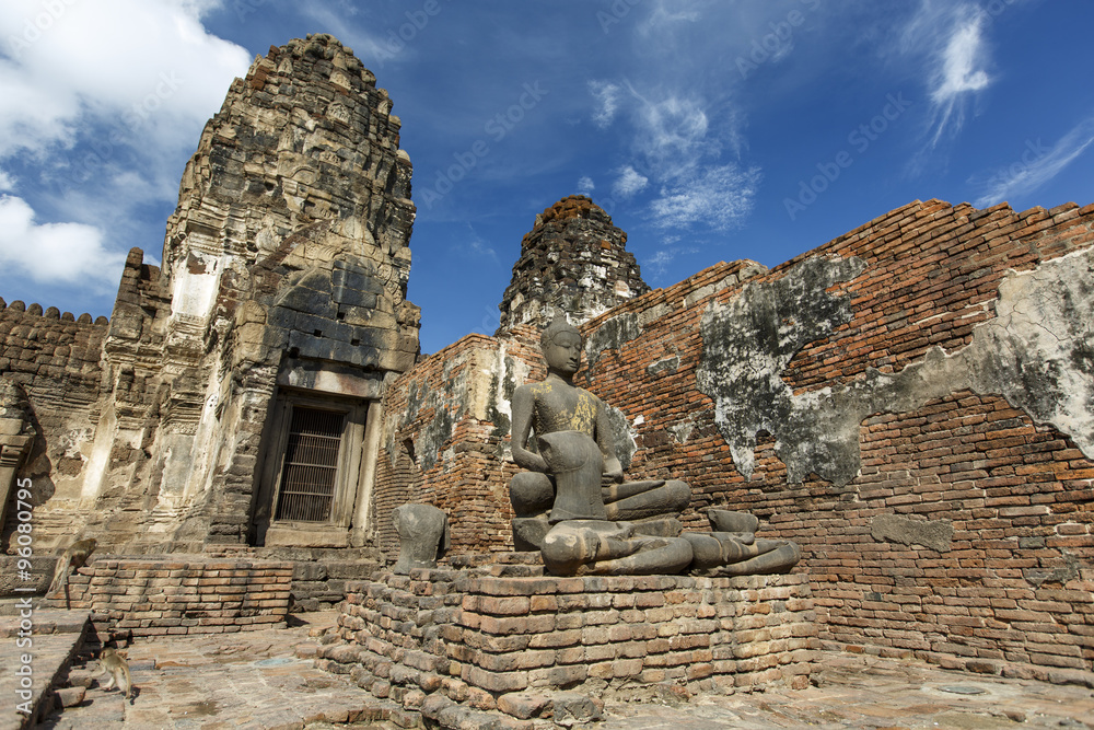 Fototapeta premium タイ国ロッブリー県にあるクメール様式の遺跡プラ・プラーン・サム・ヨート