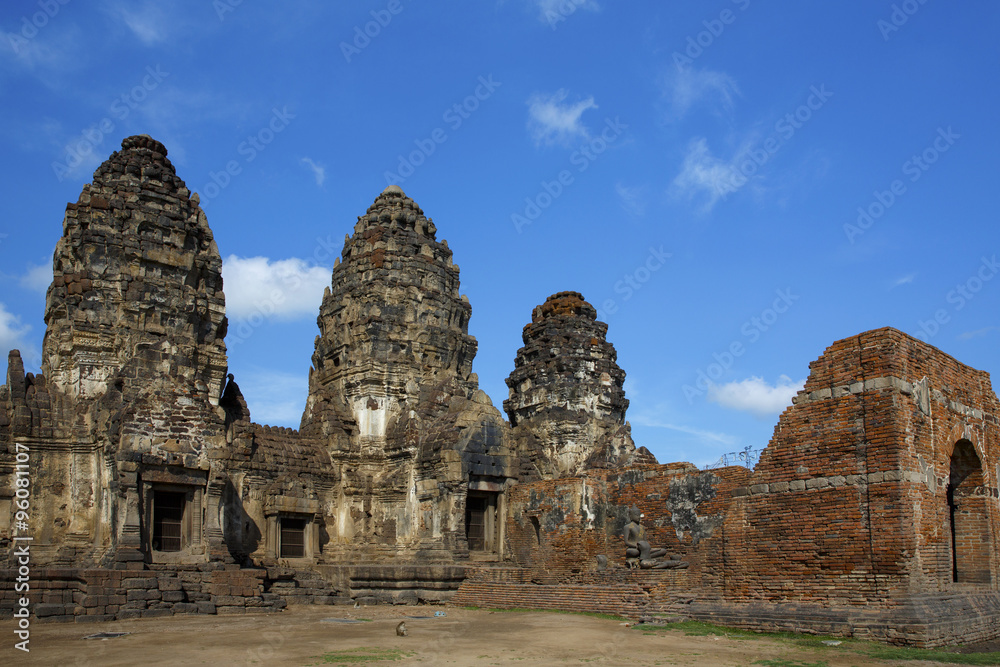 タイ国ロッブリー県にあるクメール様式の遺跡プラ・プラーン・サム・ヨート