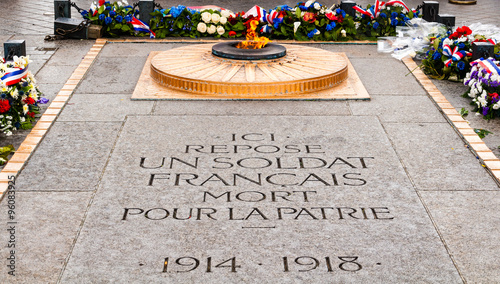 tomb of the unknown french soldier in paris
