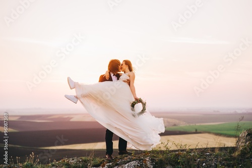 Fotografie Wedding couple in the evening. Peaceful romantic moment.