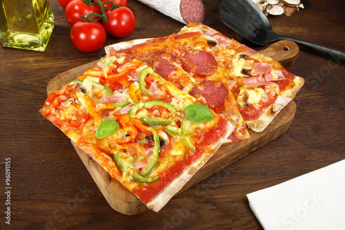 Pizzastücke mit Schinken Salami und Paprika photo