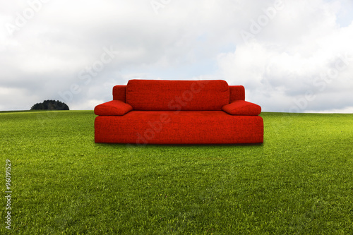 Rote Couch auf der Wiese