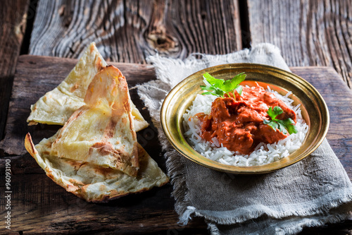 Foto Indian tikka masala with rice and sauce