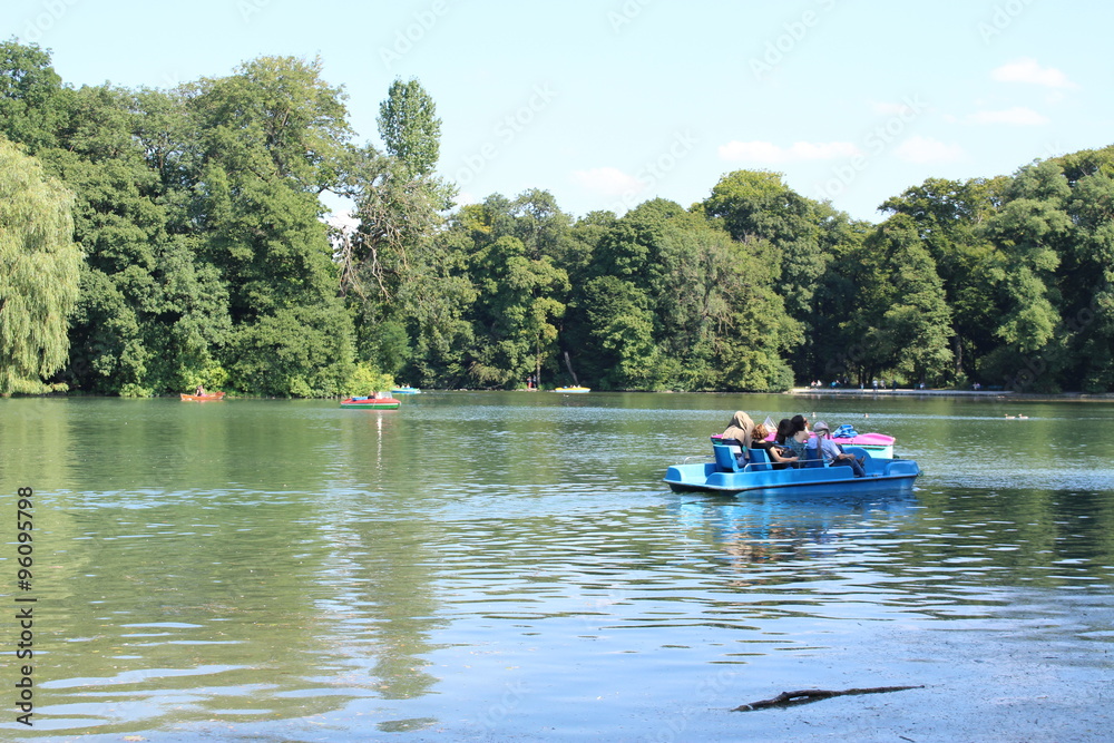 Fototapeta  Kleinhesseloher Lake in English Garden (Englischer Garten) in Munich, Germany.