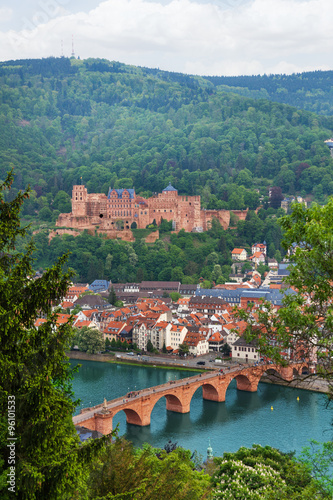 Billede på lærred Alte Brucke bridge, Heidelberg through fir tree