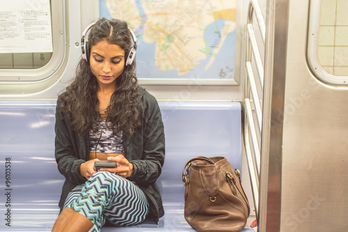 Canvas Print Woman in a subway wagon