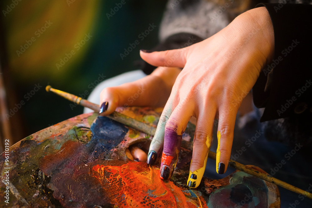Obraz premium Brush in a painter's hand