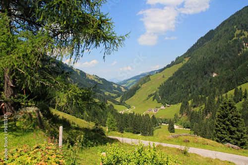 Bild auf Leinwand Idyllisches Tal in den Alpen - Kirchberg in Tirol, Aschau