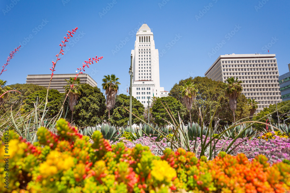 Naklejka premium Town hall view with flowers in LA downtown, USA