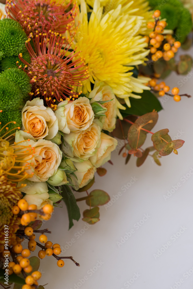 Naklejka premium flowers in a wooden box wedding