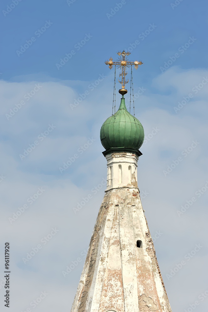 the cross and couple at the Cathedral of the Kremlin in Suzdal,