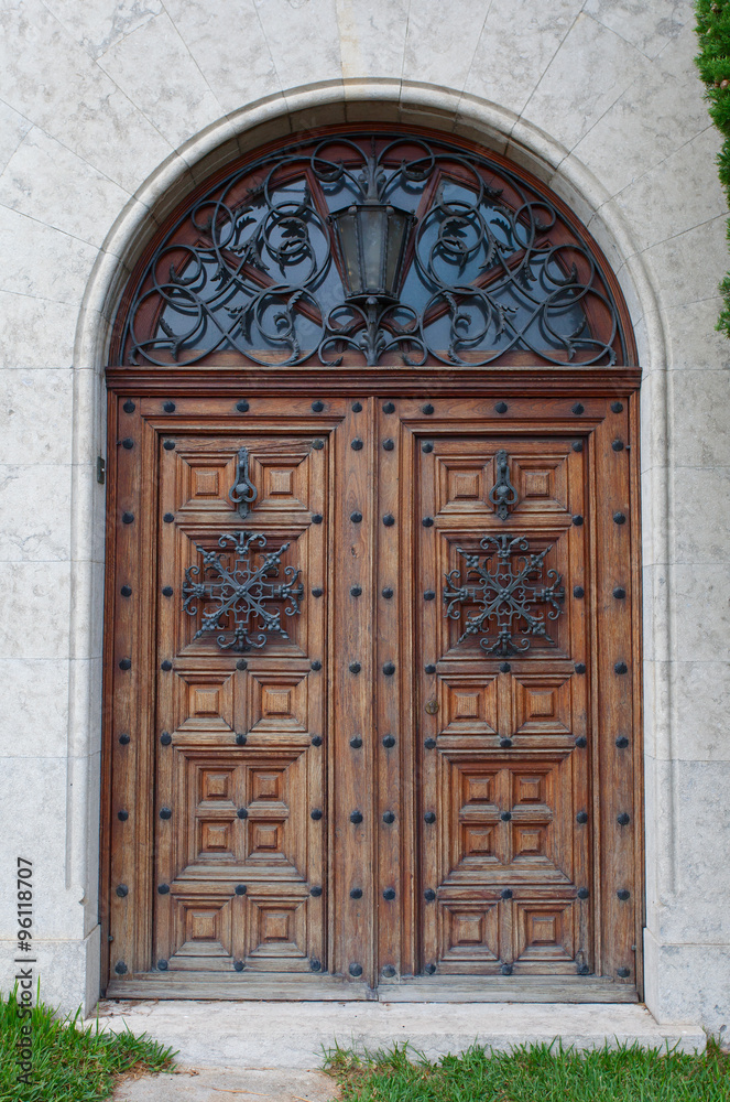 Старинная дверь. Бланес, Старый город. Каталония, Испания
